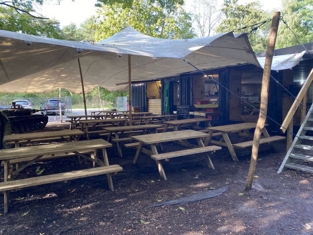 Overdekt terras en ruime bar bij The Gathering in Schiplaken